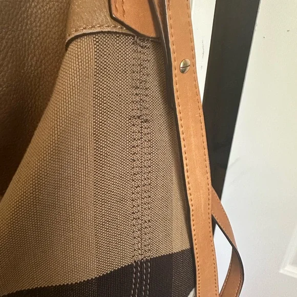 JUST REDUCED. Burberry canvas bag with inside pouch - Picture 4 of 13